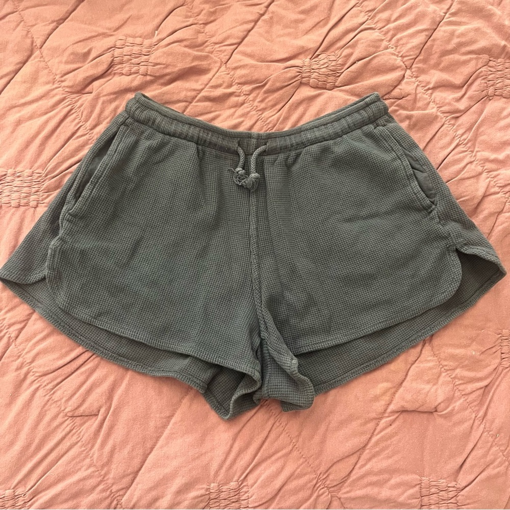 LIKE NEW BRANDY MELVILLE WAFFLE SHORTS (OS)